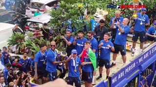 Bobotoh dan Warga Tumpah Ruah di Jalan Sambut Arak-Arakan Persib Bandung