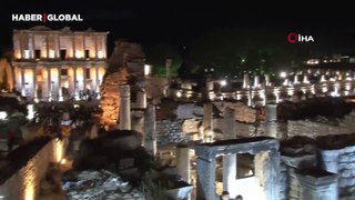 Efes’te tarihi kalıntıların üzerine çıkıp fotoğraf çekildiler