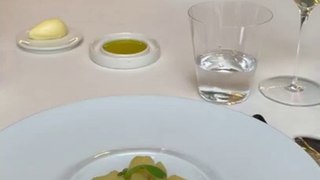 Finition d'une sauce en salle restaurant Alliance, Paris : caviar osciètre maturé / crème vin blanc