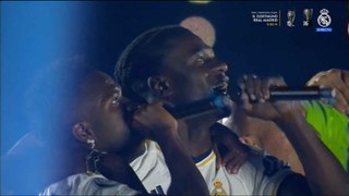La plantilla del Real Madrid cantan en el himno de La Decimoquinta en el fin de fiesta en el Bernabéu
