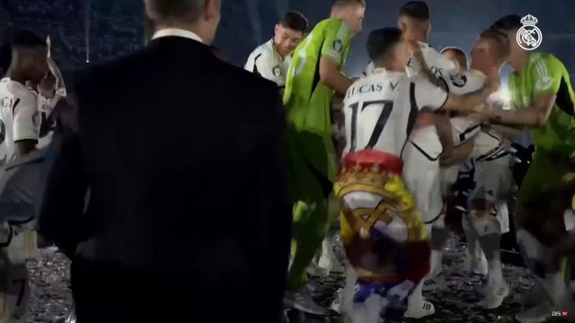 El momento de la locura: Toni Kroos se despide del Santiago Bernabéu a lo grande