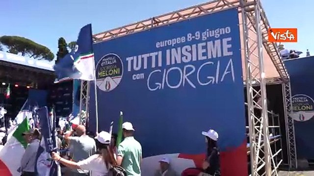 Europee, Un solo nome, noi siamo Giorgia Meloni , i cartelli di FdI in piazza del Popolo a Roma