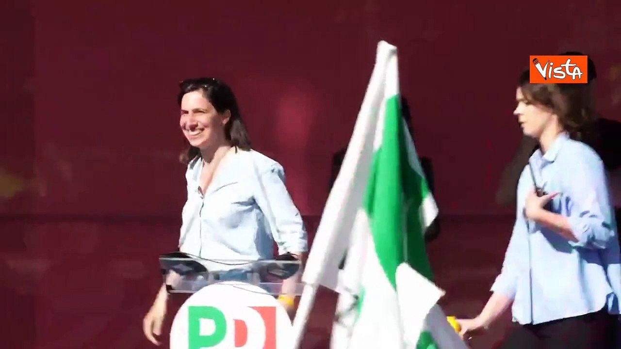 Schlein sale sul palco di Milano sulle note della canzone con gli Articolo 31