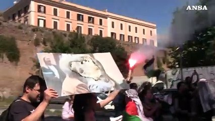 Скачать видео: Corteo Roma, meloni lanciati al Mit e foto bruciate di von der Leyen, Biden e Meloni