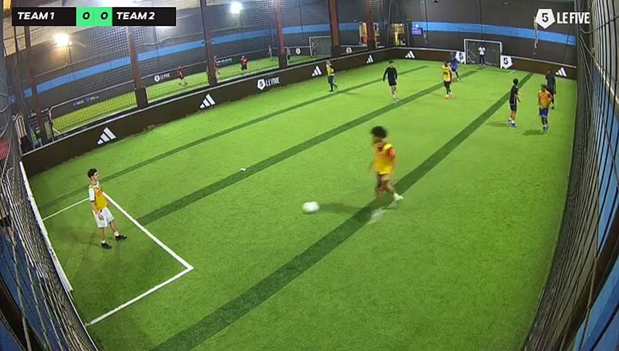Yanis 01/06 à 14:10 - Football Adidas (LeFive Villette)
