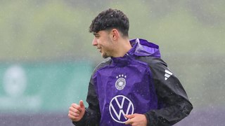 Gefragter Youngster: Pavlovic erfüllt Fans Autogrammwünsche