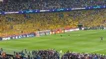 La afición del Borussia Dortmund canta 'You'll Never Walk Alone' antes de la final