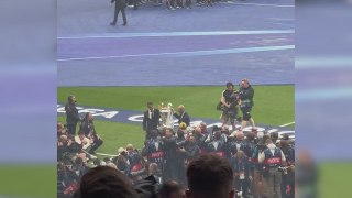 Zidane presenta el título de la Champions a Wembley