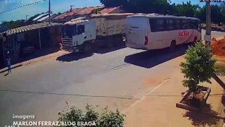 Adolescente em motocicleta colide com ônibus na Bahia; veja vídeo