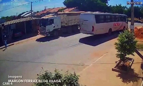 Adolescente em motocicleta colide com ônibus na Bahia; veja vídeo