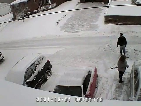 Neighbor shoots his neighbors on the street