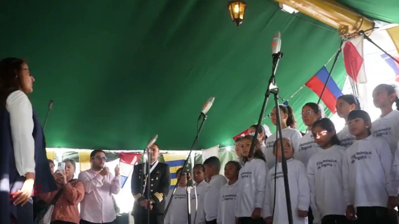 El coro Hijas e Hijos de la Paz viajó desde Bogotá para recibir al Buque Escuela Gloria en Amberes, Bélgica
