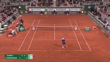 Descargar video: Zverev survives five-set thriller against Griekspoor