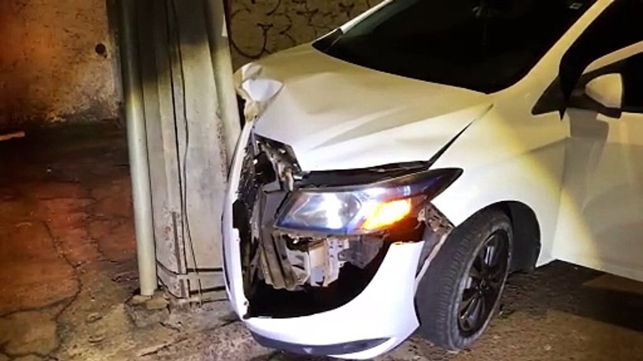 Onix atinge poste após se envolver em acidente com SpaceFox no Centro