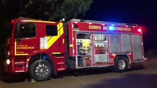 Bombeiros combatem incêndio no bairro Guarujá