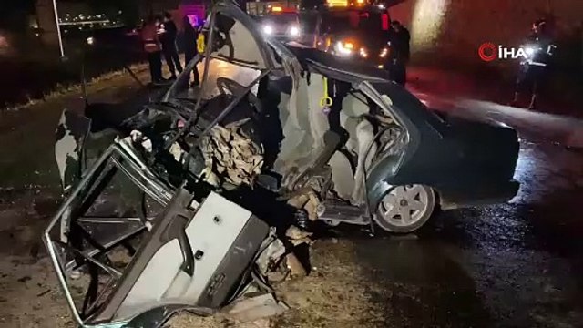 Hafif ticari araçla çarpışan Tofaş hurdaya döndü: 2’si ağır 5 yaralı