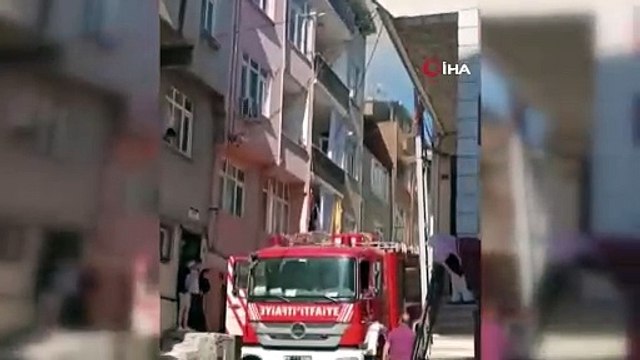 Küçükçekmece’de korkutan yangın: Mangal yaparken çatıyı yaktı