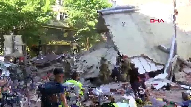 İstanbul Küçükçekmece'de bina çöktü