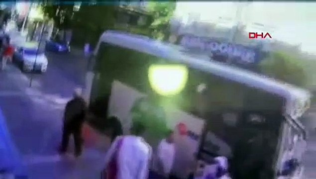 İstanbul'da 3 katlı binanın çöktüğü anlar kamerada