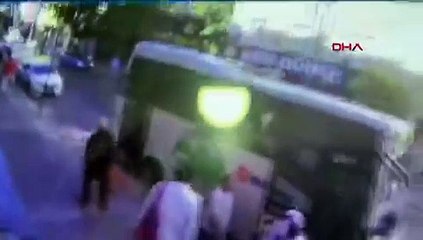 Küçükçekmece'de 3 katlı binanın çökme anı güvenlik kamerasına yansıdı