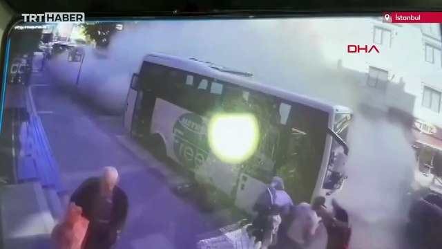 Küçükçekmece'de 3 katlı binanın çöktüğü anlar kamerada