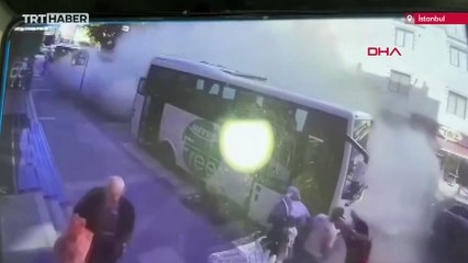 Küçükçekmece'de 3 katlı binanın çöktüğü anlar kamerada