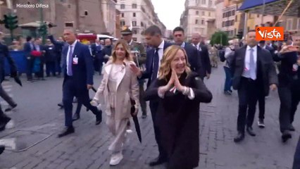 Download Video: Applausi per l'arrivo di Meloni ai Fori Imperiali per la parata del 2 giugno