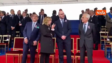 Mazzi di fiori per Giorgia Meloni all'arrivo alla parata del 2 giugno