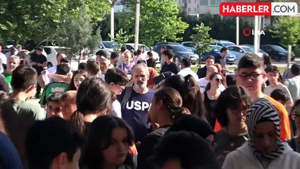 Öğrenciler sıralarda, veliler ise okulun çevresinde ter döktü