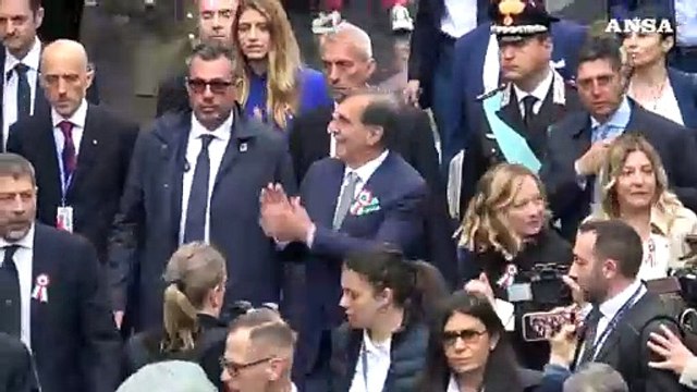 2 Giugno, Giorgia Meloni arriva ai Fori Imperiali accolta da selfie e applausi