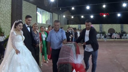 TIR şoförü damada düğününde altın yerine lastik