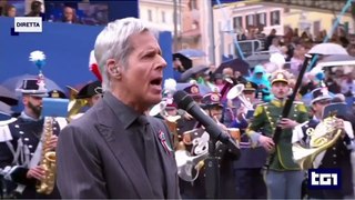 Baglioni canta l'inno di Mameli alla parata per la Festa della Repubblica