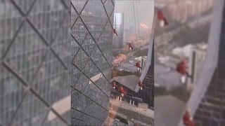 Des laveurs de vitres chinois suspendus dans le vide à cause d’une tempête