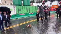 Meloni si ferma per una foto con la mascotte Briciola e i Carabinieri a cavallo