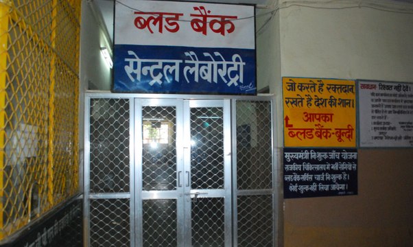 ब्लड बैंक की क्षमता 1800, बचा मात्र 40 यूनिट रक्त, अपनों को बचाने के लिए लोगों का आगे आना होगा