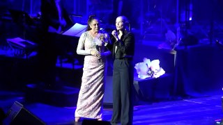 Soraya Arnelas sorprende a Isabel Pantoja con un regalo en pleno concierto en Mérida