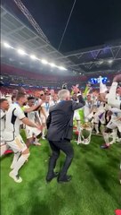 L'entraineur du Real Madrid porté par toute l'équipe après leur victoire en League des champions