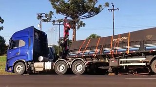 Carreta tomba em acidente na rodovia BR-163, em Cascavel