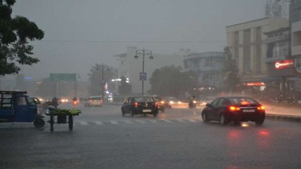 Weather Update: पहले तेज हवा संग उड़ी धूल, फिर बादलाें ने भिगोया बरसात से