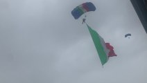 Festa della Repubblica, il Tricolore arriva dal cielo con i paracadutisti della Folgore - Video