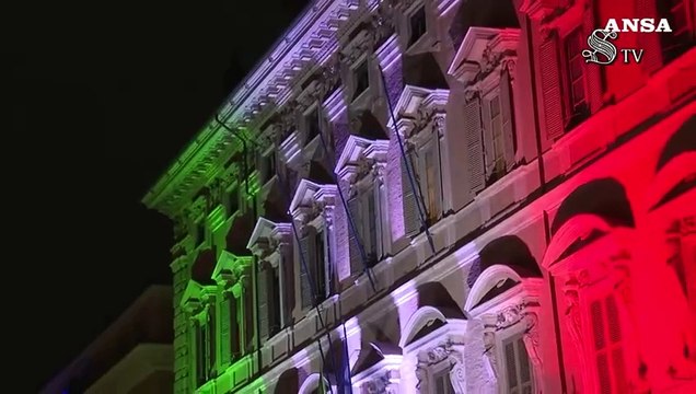 2 giugno, la facciata di Palazzo Madama illuminata col tricolore