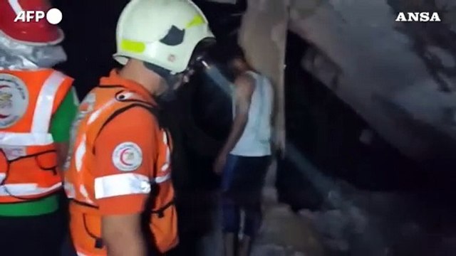 Gaza, soccorritori cercano i sopravvissuti dopo un bombardamento: morto un neonato