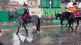 Il cane Briciola segue i Carabinieri a cavallo che lasciano parata 2 giugno