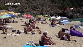 Sıcaklık 33 dereceye kadar yükseldi, dünyaca ünlü plaj turist akınına uğradı