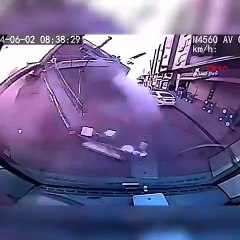 Küçükçekmece'deki binanın yıkılma anı kameraya yansıdı!