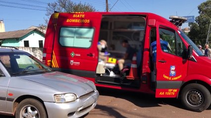 Casal é atendido pelo Siate após colisão entre Escort e moto no Periolo