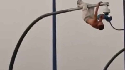 Un joven vandaliza una cámara de Sevilla