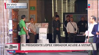 López Obrador y su esposa, Beatriz Gutiérrez, emiten su voto