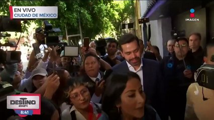 Jorge Álvarez Máynez llega a la casilla electora para emitir su voto