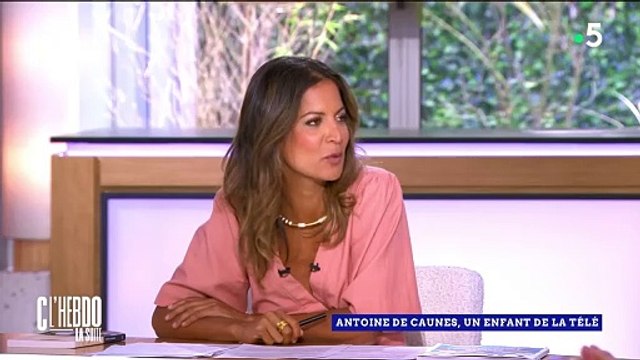Très ému, Antoine de Caunes a évoqué la mémoire de son père de télévision Philippe Gildas, sur le plateau de C l'hebdo .